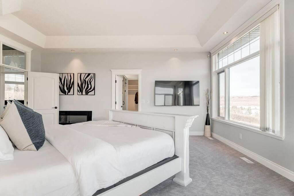 Holiday home Emerald Bay Luxury Retreat With Hot Tub Calgary