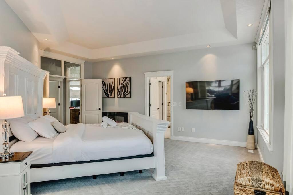 Emerald Bay Luxury Retreat With Hot Tub Holiday home *