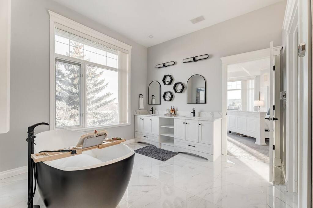 Emerald Bay Luxury Retreat With Hot Tub Calgary
