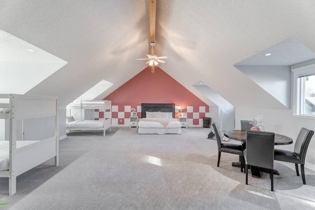 Emerald Bay Luxury Retreat With Hot Tub Holiday home Calgary