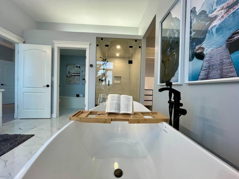 Holiday home Emerald Bay Luxury Retreat With Hot Tub Calgary