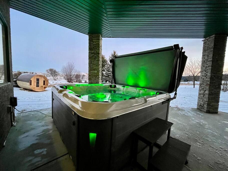 Holiday home Emerald Bay Luxury Retreat With Hot Tub Calgary