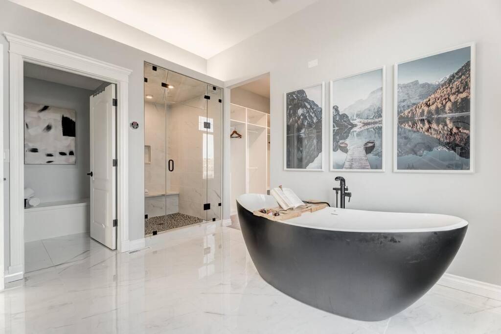 Emerald Bay Luxury Retreat With Hot Tub Holiday home Calgary