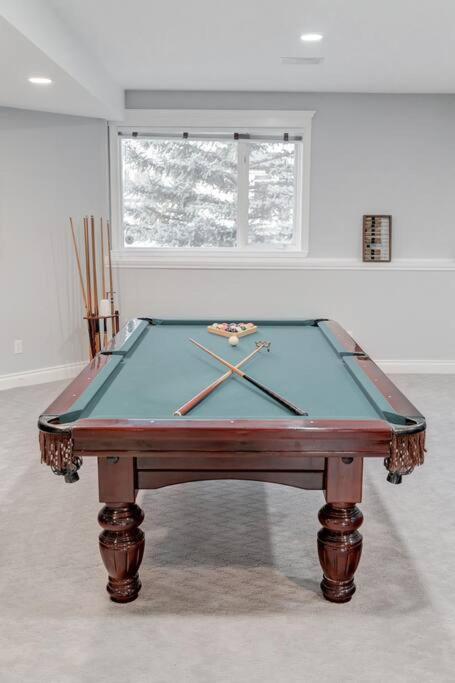 Emerald Bay Luxury Retreat With Hot Tub Calgary