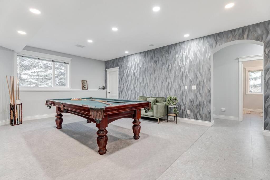 Emerald Bay Luxury Retreat With Hot Tub Holiday home Calgary